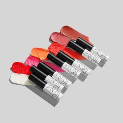 BOM Dewy Lip Balm - drėkinantis lūpų balzamas su spalva BOM Dewy Lip Balm - drėkinantis lūpų balzamas su spalva